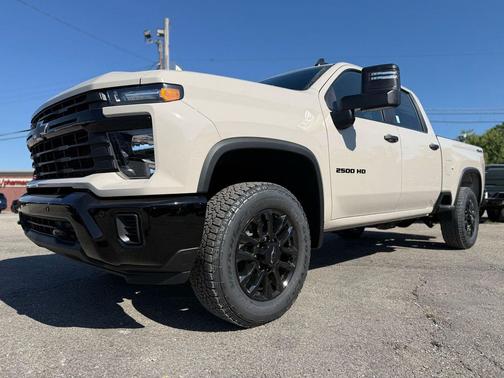 White Sands 2026 Chevrolet Silverado 2500 Custom
