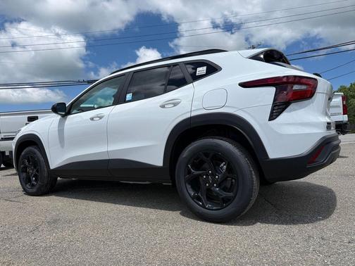 Summit White 2026 Chevrolet Trax LT