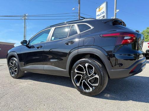 Mosaic Black Metallic 2026 Chevrolet Trax FWD 2RS