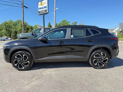 Mosaic Black Metallic 2026 Chevrolet Trax FWD 2RS