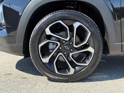 Mosaic Black Metallic 2026 Chevrolet Trax FWD 2RS
