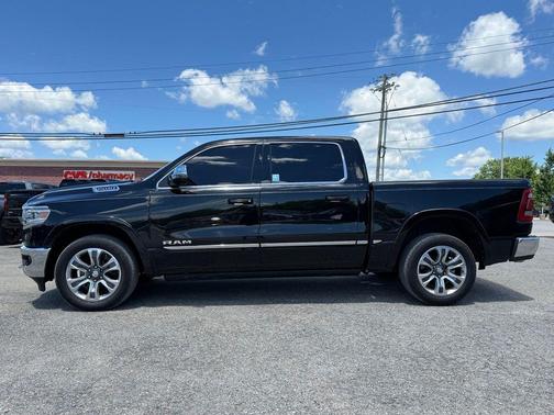 Diamond Black Crystal Pearlcoat 2023 RAM 1500 Limited