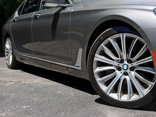 Photo 4 of 57 of 2016 BMW 750 i xDrive