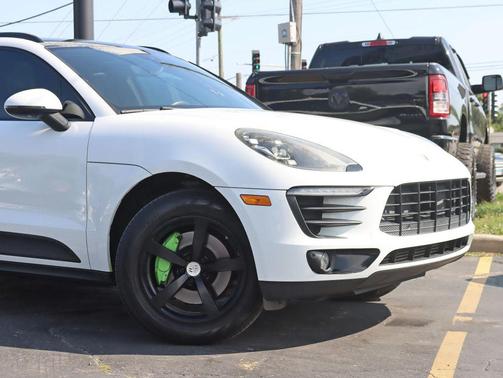 White 2018 Porsche Macan Macan Sport Edition