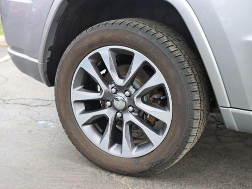 Silver 2017 Jeep Grand Cherokee Overland