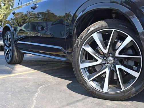 2018 Volvo XC90 T8 Momentum
