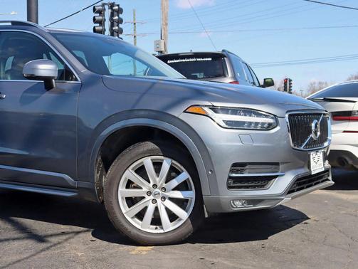 2017 Volvo XC90 T6 Momentum