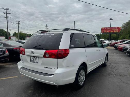 White 2010 Toyota Sienna LE