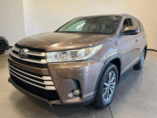 Toasted Walnut Pearl 2019 Toyota Highlander XLE