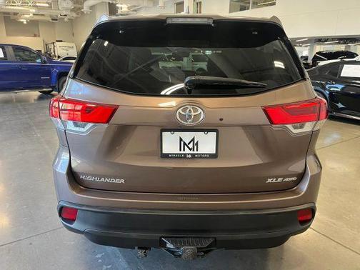 Toasted Walnut Pearl 2019 Toyota Highlander XLE