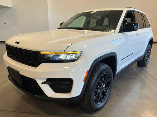 Bright White Clearcoat 2025 Jeep Grand Cherokee Altitude