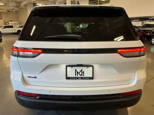 Bright White Clearcoat 2025 Jeep Grand Cherokee Altitude
