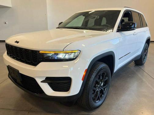 Bright White Clearcoat 2025 Jeep Grand Cherokee Altitude