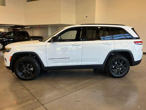 Bright White Clearcoat 2025 Jeep Grand Cherokee Altitude