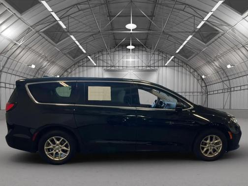 Diamond Black Crystal Pearlcoat 2024 Chrysler Pacifica Touring L