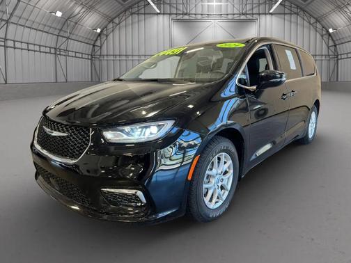 Diamond Black Crystal Pearlcoat 2024 Chrysler Pacifica Touring L