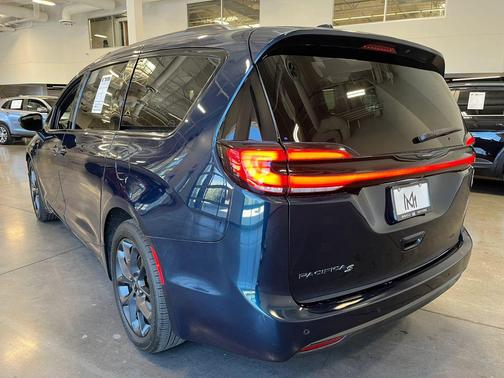 Fathom Blue Pearlcoat 2022 Chrysler Pacifica Touring L