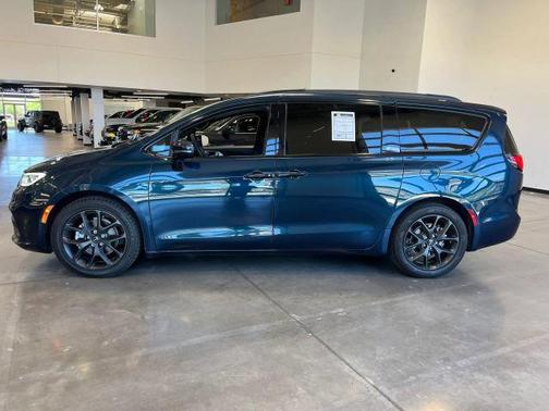 Fathom Blue Pearlcoat 2022 Chrysler Pacifica Touring L