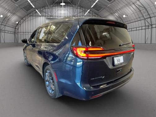 Fathom Blue Pearlcoat 2022 Chrysler Pacifica Touring L