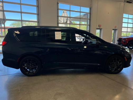 Fathom Blue Pearlcoat 2022 Chrysler Pacifica Touring L