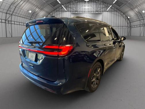 Fathom Blue Pearlcoat 2022 Chrysler Pacifica Touring L