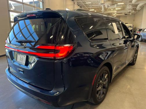 Fathom Blue Pearlcoat 2022 Chrysler Pacifica Touring L