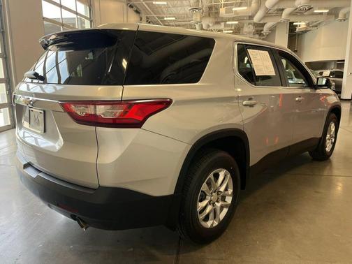 Silver Ice Metallic 2021 Chevrolet Traverse LS