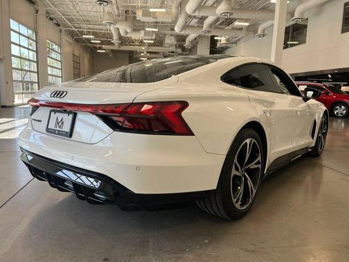 Ibis White 2022 Audi e-tron GT Premium Plus
