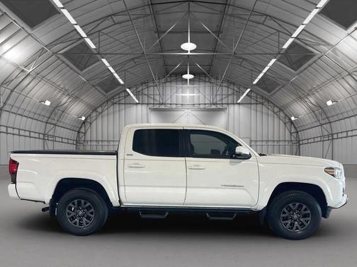 White 2022 Toyota Tacoma SR5