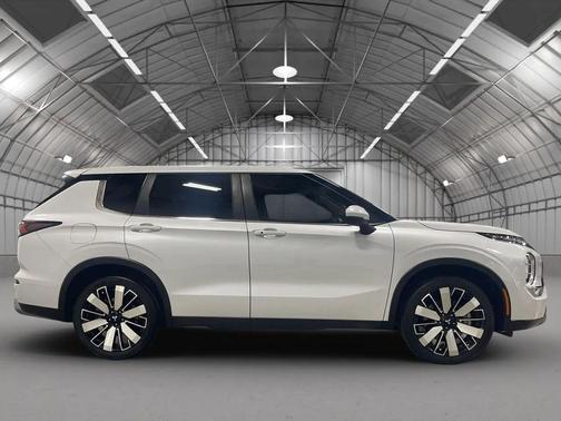 White Diamond 2025 Mitsubishi Outlander SP
