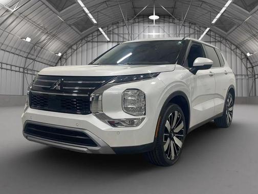 White Diamond 2025 Mitsubishi Outlander SP