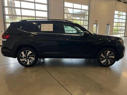 Black 2025 Volkswagen Atlas 2.0T SE w/Technology