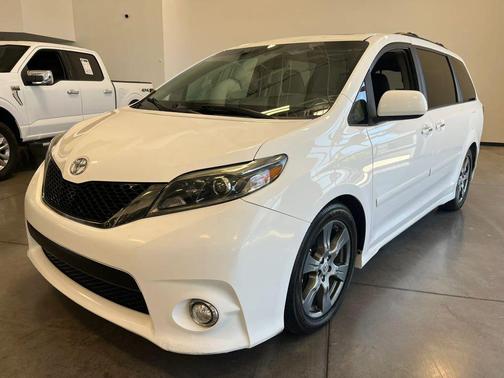Super White 2017 Toyota Sienna SE Premium