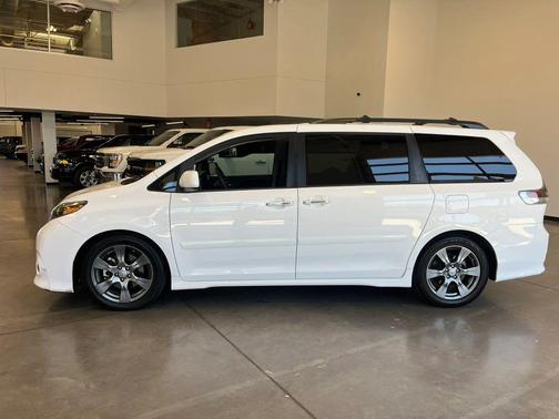 Super White 2017 Toyota Sienna SE Premium
