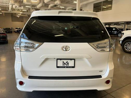 Super White 2017 Toyota Sienna SE Premium