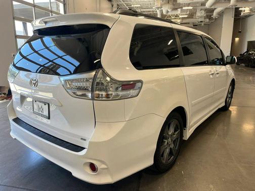 Super White 2017 Toyota Sienna SE Premium