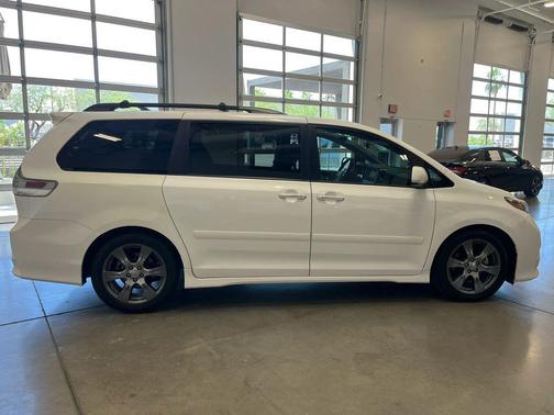 Super White 2017 Toyota Sienna SE Premium