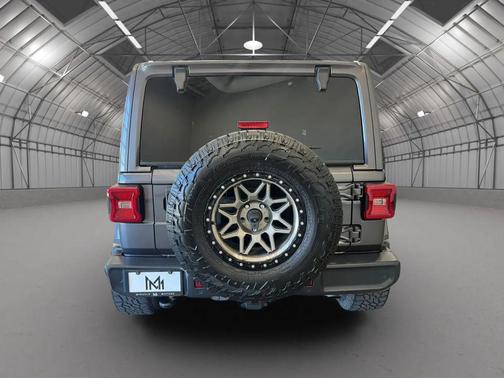 Granite Crystal Metallic Clearcoat 2018 Jeep Wrangler Unlimited Sahara