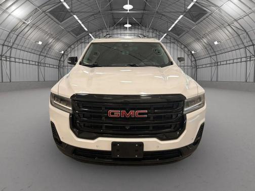 White 2022 GMC Acadia AWD AT4