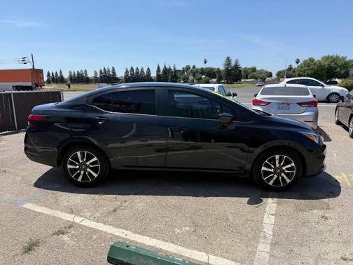 Super Black 2020 Nissan Versa 1.6 SV