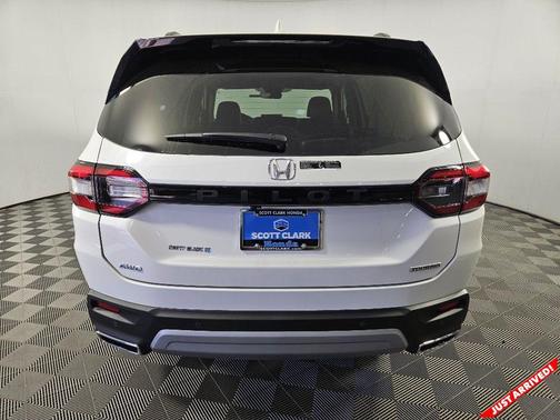 2025 Honda Pilot Touring 8-Passenger