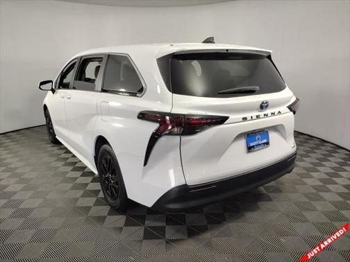 2024 Toyota Sienna LE
