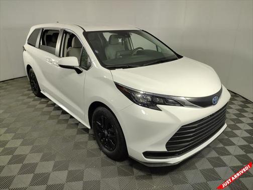 2024 Toyota Sienna LE
