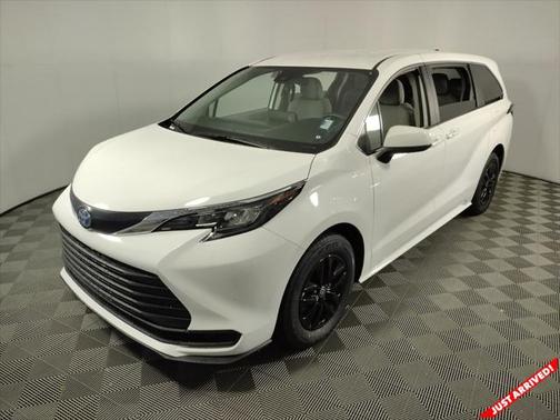 2024 Toyota Sienna LE