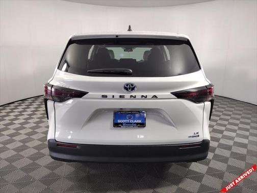 2024 Toyota Sienna LE