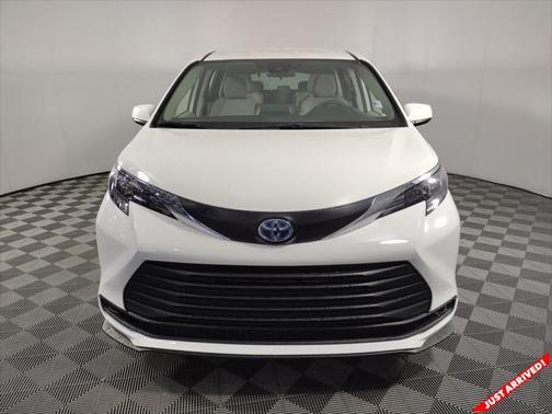 2024 Toyota Sienna LE