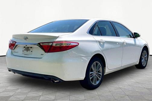 Super White 2015 Toyota Camry SE