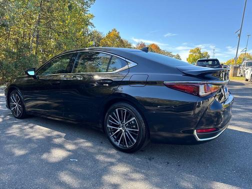2024 Lexus ES 300h Base