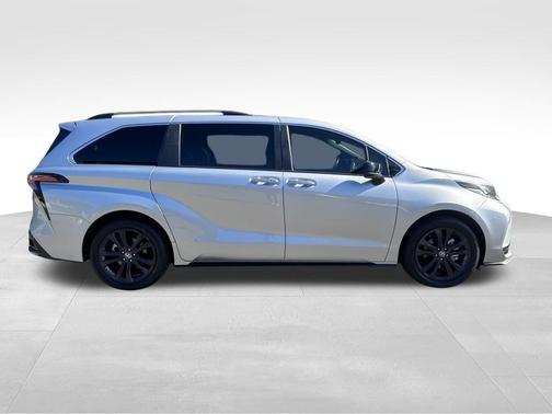 2022 Toyota Sienna XSE 7 Passenger