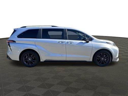2022 Toyota Sienna XSE 7 Passenger
